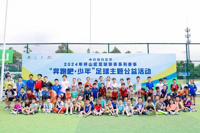 太阳报：曼联最性感女球迷身着坎通纳复古球衣，引发球迷热议